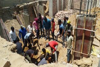 Labour rescued who was buried in sand