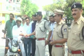 indore police stop drivers not wearing helmets
