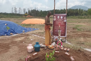 அமைச்சர்கள் யாரும் வராததால் ஈயாடிய அரசு விழா; தனி ஆளாக பங்கேற்ற அர்ச்சகர்!!