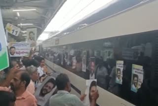 کیرالہ میں وندے بھارت ٹرین پر کانگریس ایم پی کے پوسٹر چسپاں