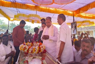 Siddaramaiah pays last respects to body of DB Inamadar