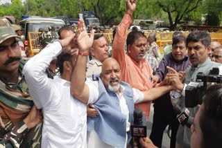 मुख्यमंत्री आवास के बाहर BJP का प्रदर्शन