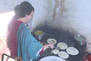 Priyanka Gandhi Dosa making  Priyanka Gandhi Dosa making during election  Priyanka Gandhi  Priyanka Gandhi tasted and cooked Dosa  Karnataka Assembly poll  വിവിഐപി ദോശ  തെരഞ്ഞെടുപ്പ് പ്രചരണത്തിനിടെ  ദോശ ചുട്ട് പ്രിയങ്ക ഗാന്ധി  പ്രിയങ്ക ഗാന്ധി  പ്രിയങ്ക  ദോശ  മൈസൂരു  കോണ്‍ഗ്രസ്  ശൃംഗേരി  കര്‍ണാടക  രണ്‍ദീപ് സുര്‍ജേവാല