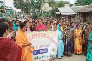 Womens protest against liquor shop