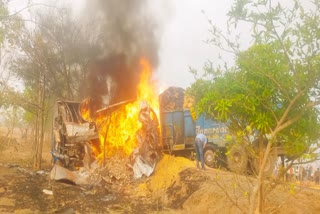 जमुई में दो ट्रकों की टक्कर में आग