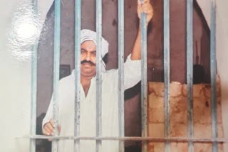 माफिया अतीक अहमद की जेल के अंदर की तस्वीर