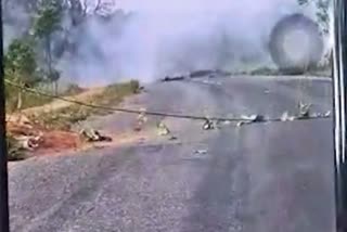 moments after Dantewada Naxal attack  Puda Ud gaya  whole vehicle has blown up  ദന്തേവാഡ നക്‌സൽ ആക്രമണം  ആക്രമണത്തിന്‍റെ വീഡിയോ ദൃശ്യങ്ങൾ വൈറൽ