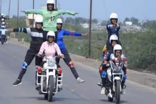 amazing-stunts-by-80-men-and-30-women-police-bike-stunt-team-jamnagar
