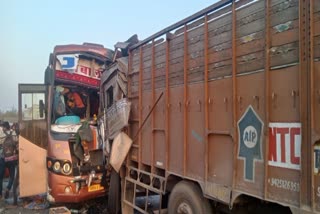shivpuri road accident passenger bus hit truck