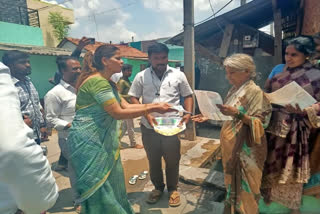 Karnataka Elections: Daughter-in-law Smita Rakesh campaigns for Former CM Siddaramaiah