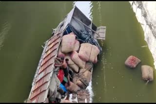 قومی شاہراہ پر ٹرک بیس فٹ نیچے پانی میں جا گرا