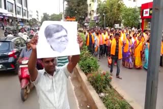 young-man-caught-with-shettar-portrait-during-the-smriti-irani-road-show-in-hubli