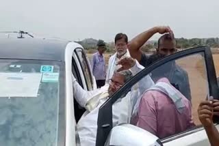 karnataka former CM Siddaramaiah  Siddaramaiah  Siddaramaiah slipped while getting in the car  karnataka election  കർണാടക മുൻ മുഖ്യമന്ത്രി സിദ്ധരാമയ്യ  സിദ്ധരാമയ്യ  സിദ്ധരാമയ്യയുടെ കാൽ വഴുതി  സിദ്ധരാമയ്യ തെരഞ്ഞെടുപ്പ് പ്രചാരണം  നിയമസഭ തെരഞ്ഞെടുപ്പ് കർണാടക  തെരഞ്ഞെടുപ്പ് പ്രചാരണം കർണാടക  സിദ്ധരാമയ്യ സുരക്ഷ