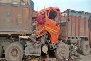 अनियंत्रित ट्रक ने खड़ी ट्रक में मारी टक्कर