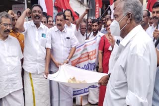 Kerala Congress variety farmer protest  Kerala Congress  variety farmer protest  Paddy storage amount distribution  Farmers Collects money from public  Supplyco  നെല്ല് സംഭരണ തുക  സപ്ലൈക്കോ  തോർത്തുവിരിച്ച് പണം പിരിച്ചു നൽകി  കര്‍ഷകര്‍  കേരള കോൺഗ്രസ്  വ്യത്യസ്‌ത സമരവുമായി കർഷകർ  കോട്ടയം സപ്ലൈക്കോ  ജില്ല പാഡി ഓഫിസർ