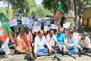 labourers protest for wages in korba