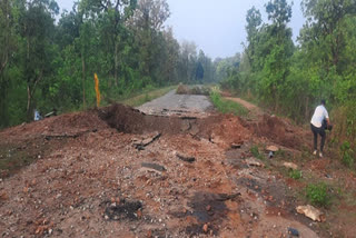 Chhattisgarh Maoist Blast  Naxals planted IED beneath road  Maoist Blast  ദന്തേവാഡ സ്‌ഫോടനം  നക്‌സലുകള്‍  സ്‌ഫോടക വസ്‌തുക്കള്‍  ഫോക്‌സ്‌ഹോൾ മെക്കാനിസം  ബസ്‌തർ പൊലീസ്