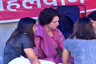 Priyanka Gandhi meets protesting wrestlers at Jantar Mantar  protest wrestlers at Jantar Mantar  Priyanka Gandhi  Jantar Mantar  Jantar Mantar news updates  latest news in Jantar Mantar  ജന്തര്‍മന്തറിലെ സമരം  പ്രിയങ്ക ഗാന്ധി  ഐക്യദാര്‍ഢ്യവുമായി കോണ്‍ഗ്രസ് നേതാക്കള്‍  ഗുസ്‌തി ഫെഡറേഷന്‍ അധ്യക്ഷന്‍  ഗുസ്‌തി ഫെഡറേഷന്‍  കര്‍ണാടകയിലെ തെരഞ്ഞെടുപ്പ്  രൂക്ഷ വിമര്‍ശനവുമായി പ്രിയങ്ക ഗാന്ധി  ബിജെപി എംപി  ബ്രിജ് ഭൂഷണെനെതിരെ ഗുസ്‌തി താരങ്ങള്‍  എഫ്ഐആര്‍