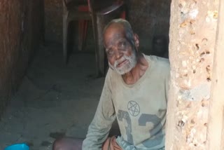 old man Home  ഔദ്യോഗിക രേഖകള്‍ ഒന്നുമില്ല  ദുരിത ജീവിതം പേറി 90കാരന്‍  ചൊയ്യംകോട്  ആധാര്‍  തിരിച്ചറിയല്‍ കാര്‍ഡ്  life of old man Ther in Kasaragod  Kasaragod  Kasaragod news updates  latest news in Kasaragod