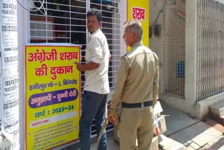 policeman uttar pradesh  uttar pradesh police  criminal buying liquor with policeman  police in up  up police take prisoner to liquor shop  പ്രതിക്ക് മദ്യം വാങ്ങാൻ പൊലീസ് അകമ്പടി  മദ്യശാലയിൽ പ്രതിയും പൊലീസും  ഉത്തർപ്രദേശ് പൊലീസ്  പൊലീസിനെതിരെ നടപടി  ഹാമിർപൂർ ഉത്തർപ്രദേശ്  ഹാമിർപൂർ