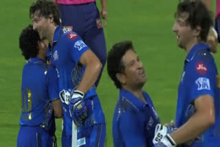 IPL 1000 match Sachin Tendulkar reaction viral after Tim David hit six 2nd ball of last over MI vs RR