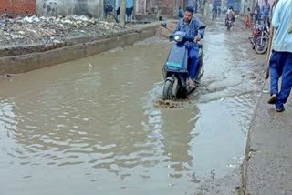 पटना में बारिश के पानी से सड़क पर चलना हुआ मुश्किल