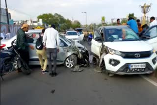 ujjain 2 cars collide 2 people injured