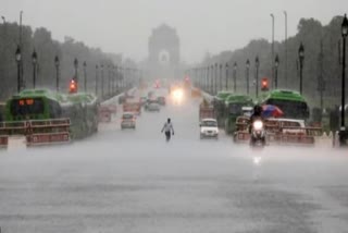 दिल्ली में बारिश के कारण वाटर लॉगिंग