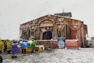 Fake QR codes at Badrinath  Kedarnath shrines  ക്ഷേത്ര ചുമരുകളിലെ വ്യാജ ക്യുആര്‍  Fake QR code  സ്‌കാന്‍ ചെയ്‌ത് പണം നല്‍കി ഭക്തര്‍  ക്ഷേത്ര കമ്മിറ്റി  ക്യുആര്‍ കോഡ്  ക്യുആര്‍ കോഡുകള്‍  വ്യാജ ക്യുആര്‍  ബദരീനാഥ് ക്ഷേത്രം  paytm  Temple in Badrinath