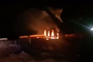 बांका में कार में लगी आग