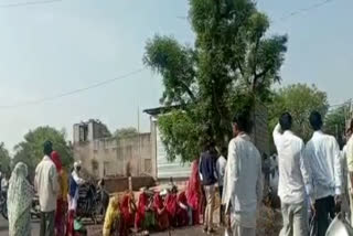 People demonstrated by blocking road in shahpura