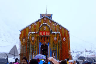 Due to continuous snowfall in Kedarnath Devotees stopped from traveling