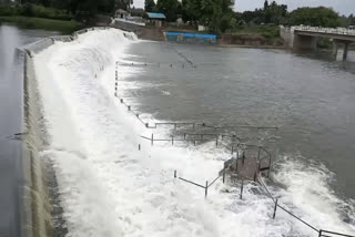 huge excess water being released from Kodiveri Dam in Erode so Public Works Department banned Bathing in dam