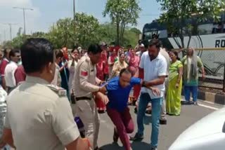 People protest against liquor shop in ujjain