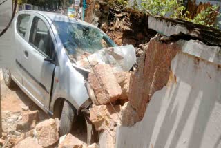 road accident  car accident kozhikode  car crashed into the wall  കാര്‍ മതിലില്‍ ഇടിച്ച് അപകടം  kozhikode news  കാറപകടം  കാർ നിയന്ത്രണം വിട്ട് മതിലിൽ ഇടിച്ചു  ഉള്ളിയേരി കാറപകടം  കോഴിക്കോട് വാർത്തകൾ