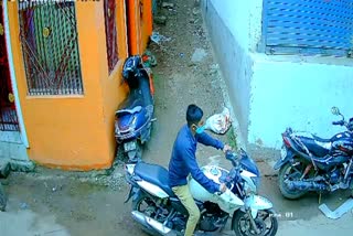 पटना में बाइक चोरी की घटना CCTV में कैद