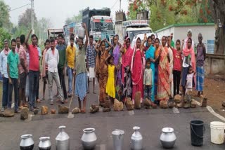 Amrapara Block villagers protest for drinking water problem in Pakur