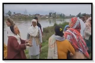 youth commits suicide by jumping into Jehlum river in Srinagar