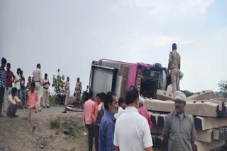 bus overturned full of barati in sidhi