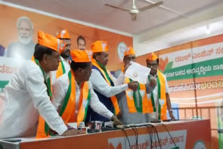 KARNATAKA ASSEMBLY ELECTION 2023 BJP LEADER KS ESHWARAPPA SET FIRE TO A COPY OF CONGRESS ELECTION MANIFESTO BURNING MANIFESTO IS NOT RIGHT SAYS KHARGE