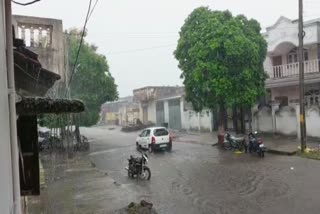Unseasonal Rains : સવારે અંગ દઝાડતો તડકો બપોર બાદ વાતાવરણમાં આવ્યો પલટો, રસ્તાઓ પાણી પાણી