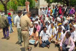 narmadapuram farmers jammed tehsil office gate