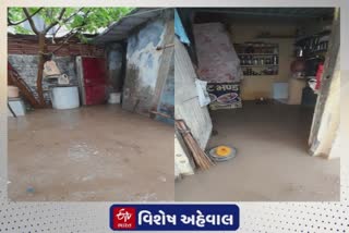 Unseasonal Torrential Rain in Upleta : ઉપલેટામાં કમોસમી વરસાદે ભારે કરી, ઘરોમાં પાણી ઘૂસતાં ઘરવખરીને નુકશાની