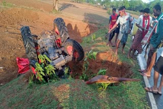 Tractor overturned in Jagdalpur