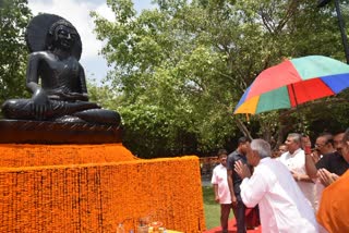 सीएम नीतीश कुमार ने की भगवान बुद्ध की पूजा