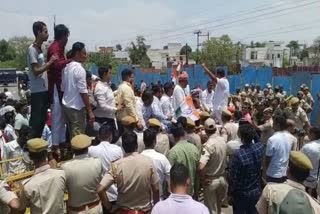 Congress workers protest against MLA Madan Dilawar