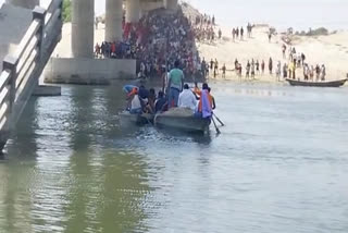 Boatmen and divers searching for bodies in Gandak river in Begusarai