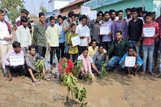 protest in pandariya against bad condition roads