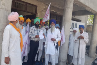 Kisan Sangharsh Committee Punjab closed the door of BDPO office and raised slogans against BDPO