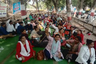 Demonstration of MP NHM contract employees in Bhopal